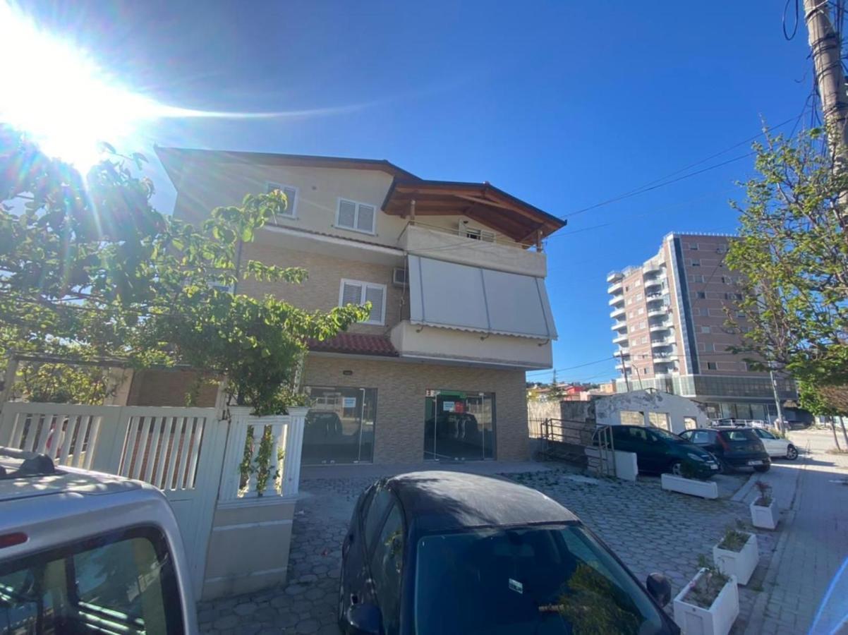 Trip-Stop Apartments Vlorë Esterno foto